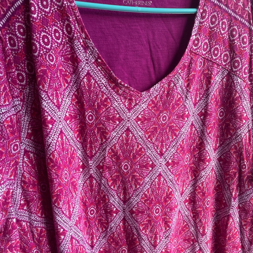 Catherines Plus size 2x (22/24) purple and red t-shirt. Fits like a 3x